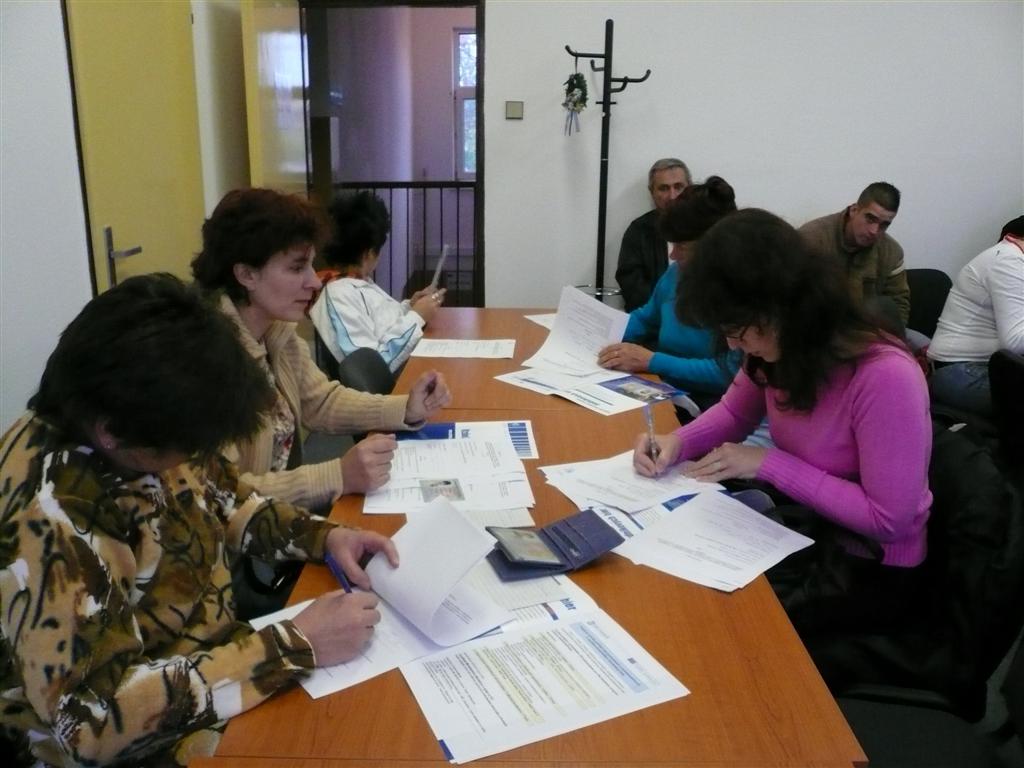 Záujemcovia podpisujú dohody o účasti na vzdelávaní